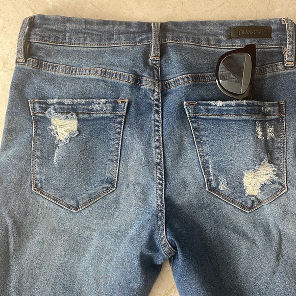 BLANKNYC DISTRESSED EMBROIDERED JEANS - Picture 6 of 7